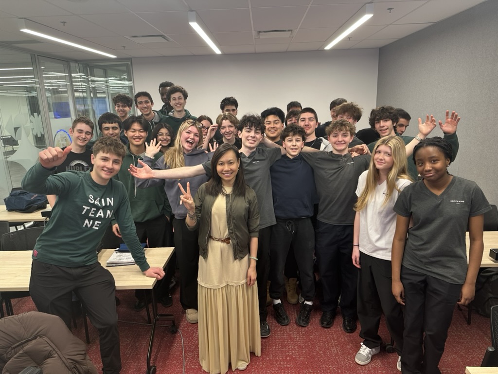 Cohorte d'élèves avec leur mentore en atelier