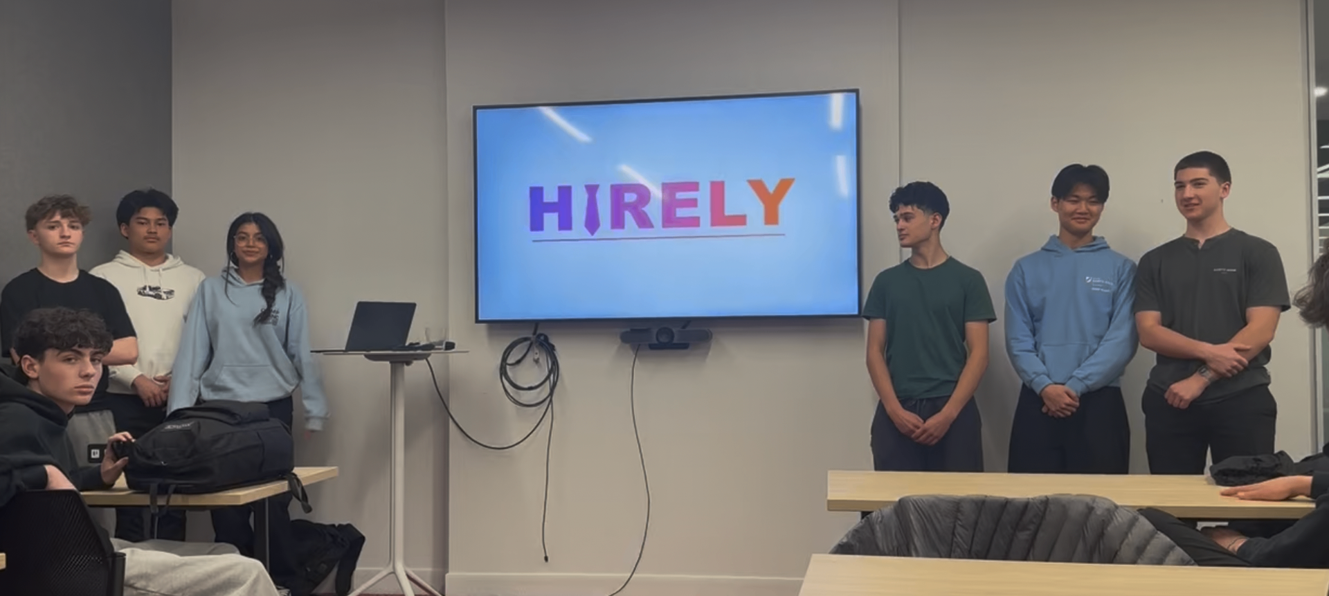 Pitch du projet Hirely par une équipe d'élèves